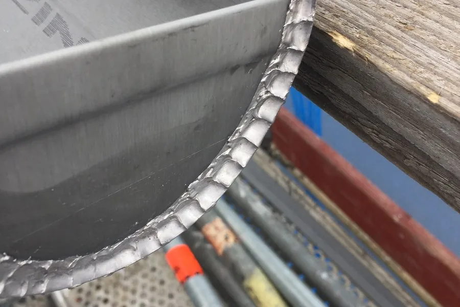 Gouttière demi-ronde en zinc soudée à la main sur un chantier de zinguerie