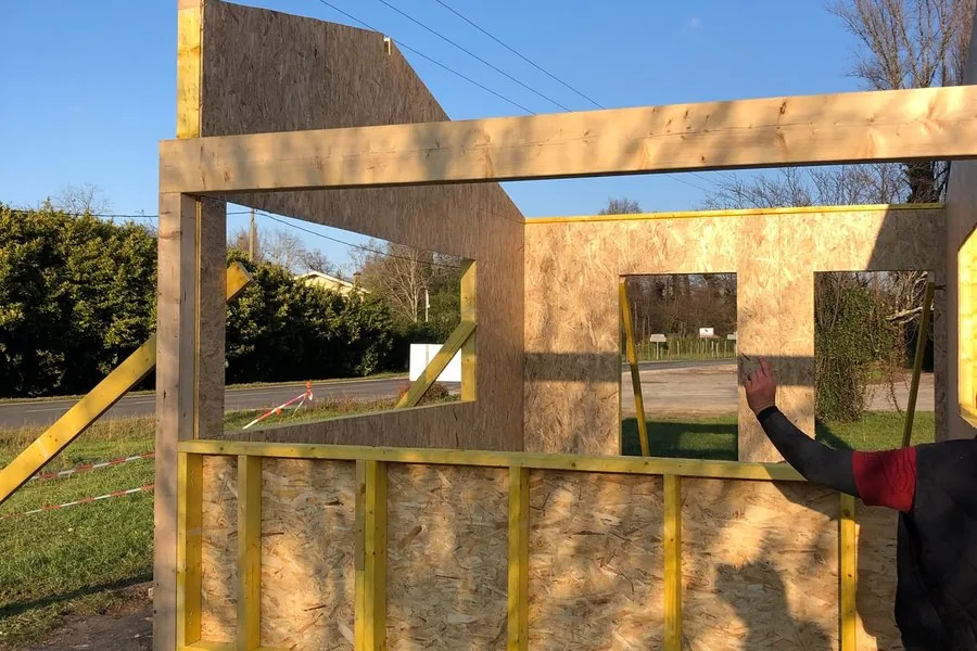 Ossature bois d'une extension montée avant la pose de la couverture
