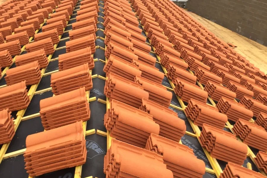 Pose de tuiles sur écran sous-toiture et liteaunage, chantier de couverture en Gironde